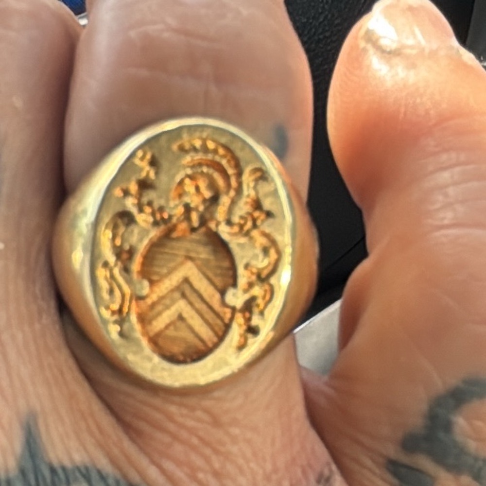 Vintage 18k Gold Crest Ring - Picture 6 of 9